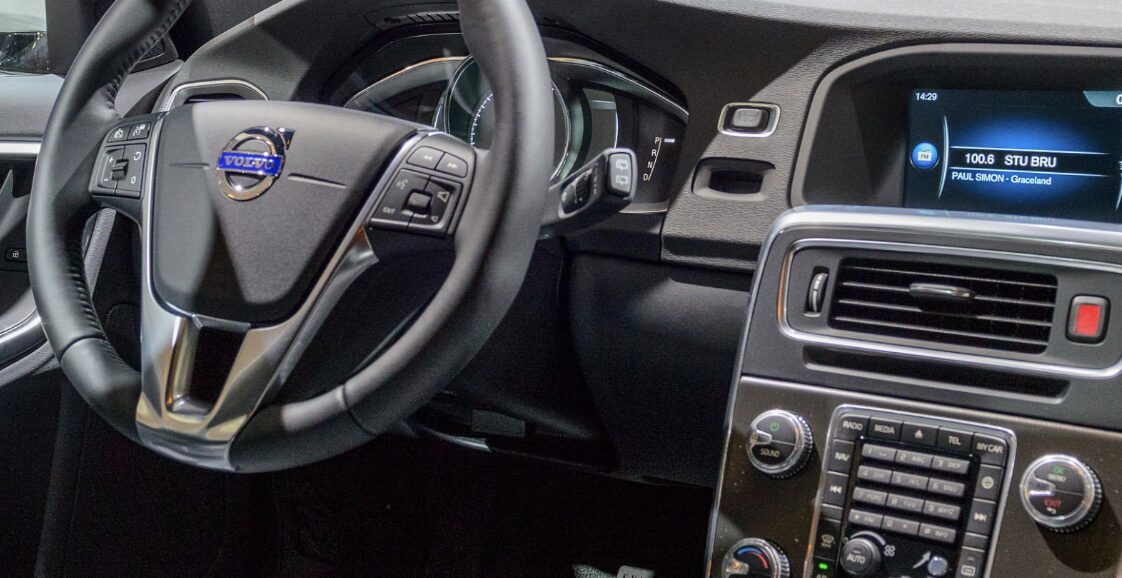 施工事例「【安曇野市】コンプレッサー交換でボルボ V60のエアコン不調を解決！」のサムネイル